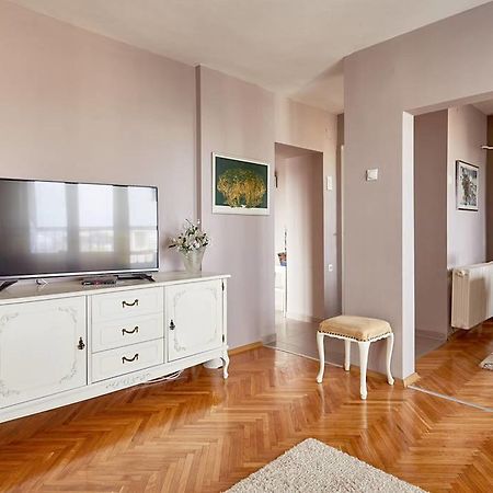 Spacious Modern Apartment In Peaceful Neighborhood Skopje Bagian luar foto