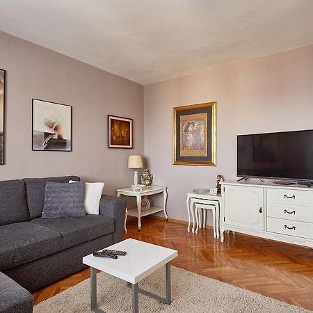 Spacious Modern Apartment In Peaceful Neighborhood Skopje Bagian luar foto